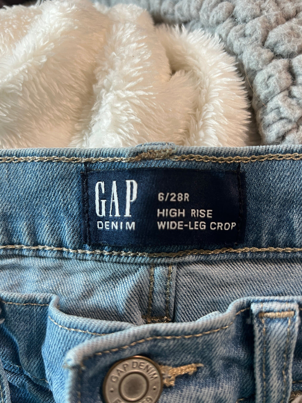 GAP High-Rise Wide Leg Crop Jeans - Size 6