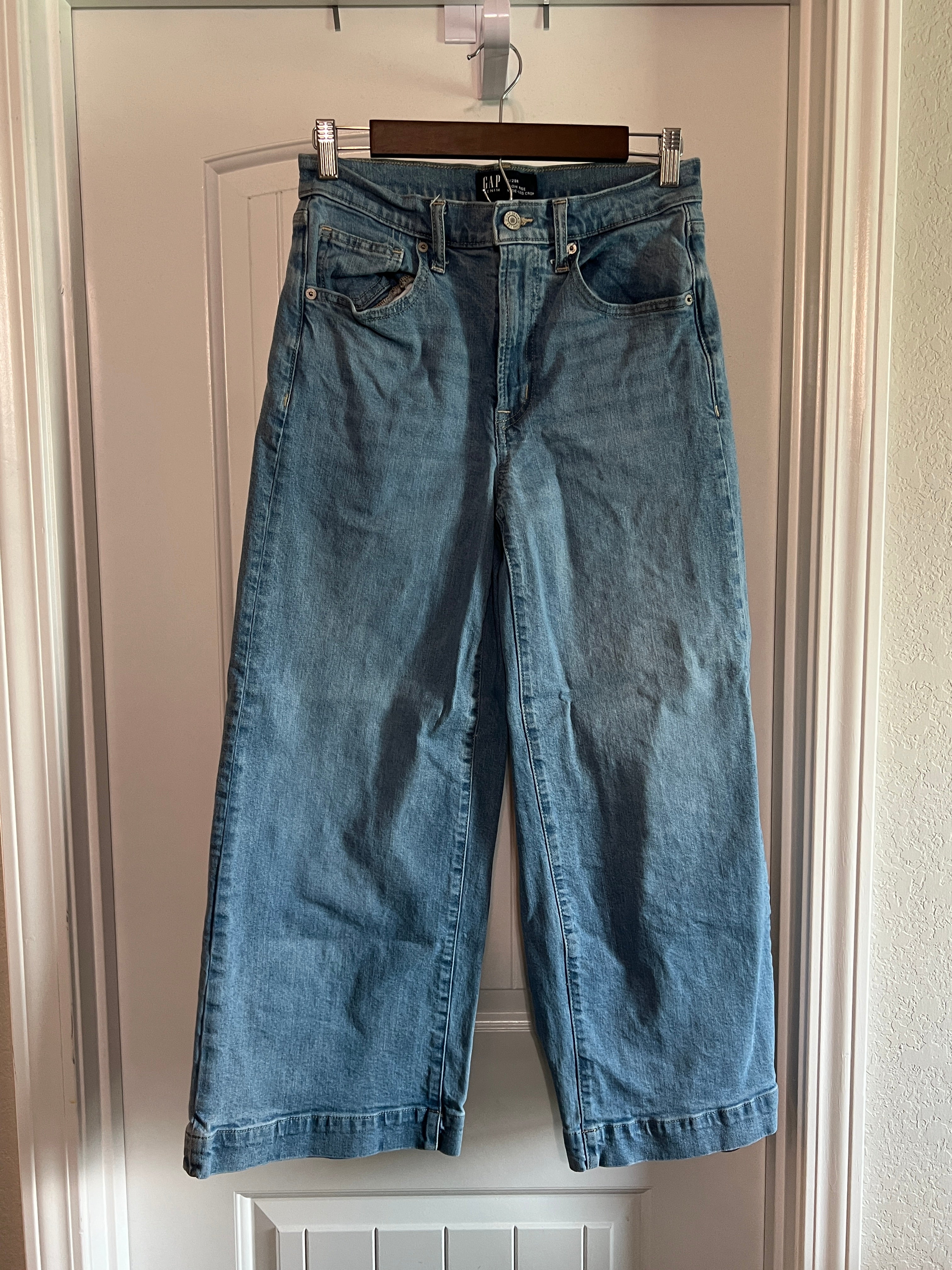GAP High-Rise Wide Leg Crop Jeans - Size 6